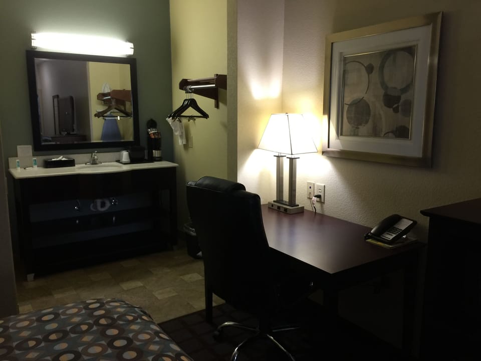 Room, 1 King Bed | Premium bedding, in-room safe, desk, iron/ironing board