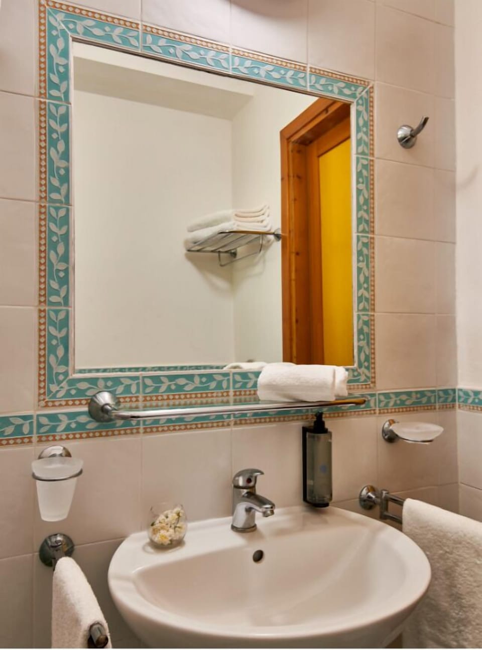 Shower, free toiletries, hair dryer, bidet