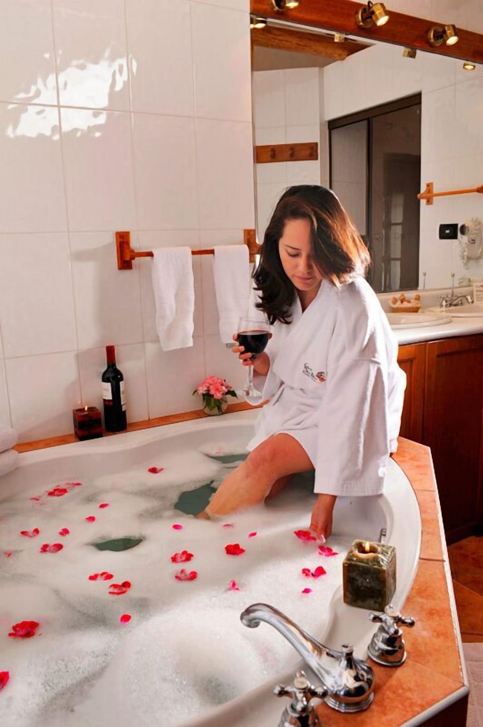 Senior Suite | Bathroom | Shower, rainfall showerhead, eco-friendly toiletries, hair dryer