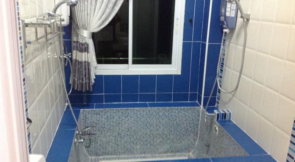 Standard Double Room | Bathroom shower