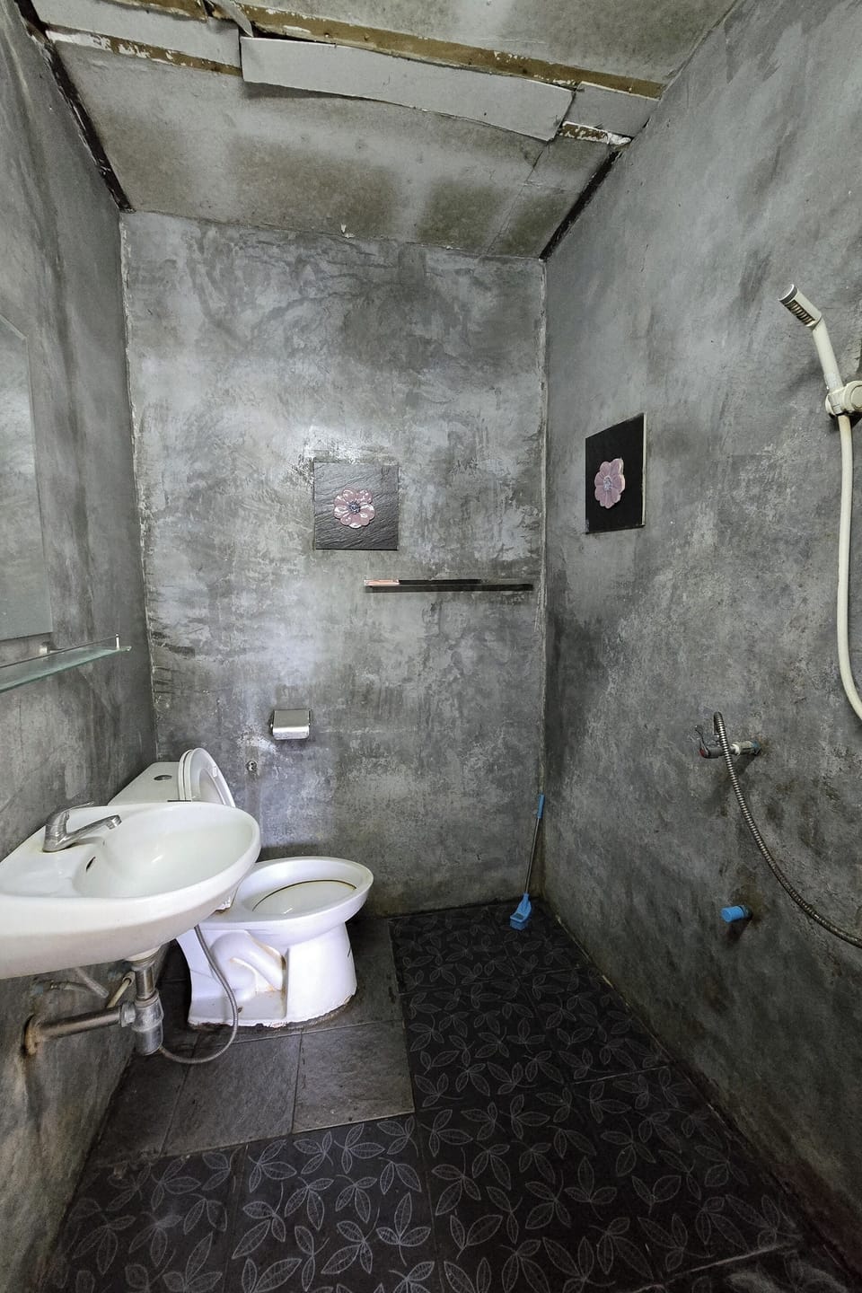 Quadruple Room | Bathroom | Shower, rainfall showerhead, free toiletries, bidet
