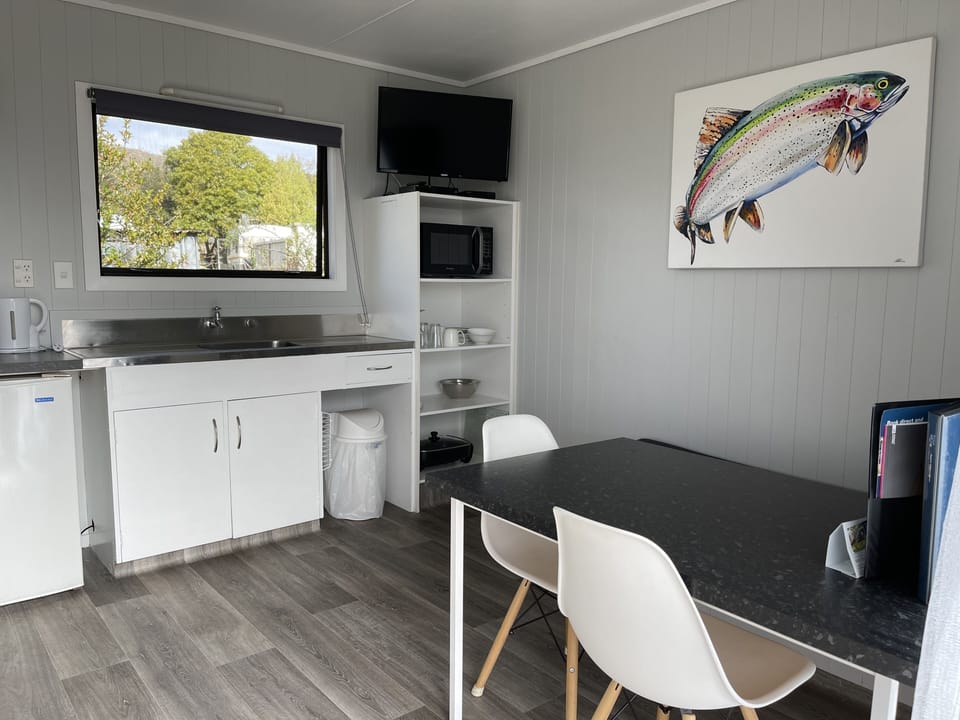 Deluxe Cabin, Shared Bathroom | Private kitchen