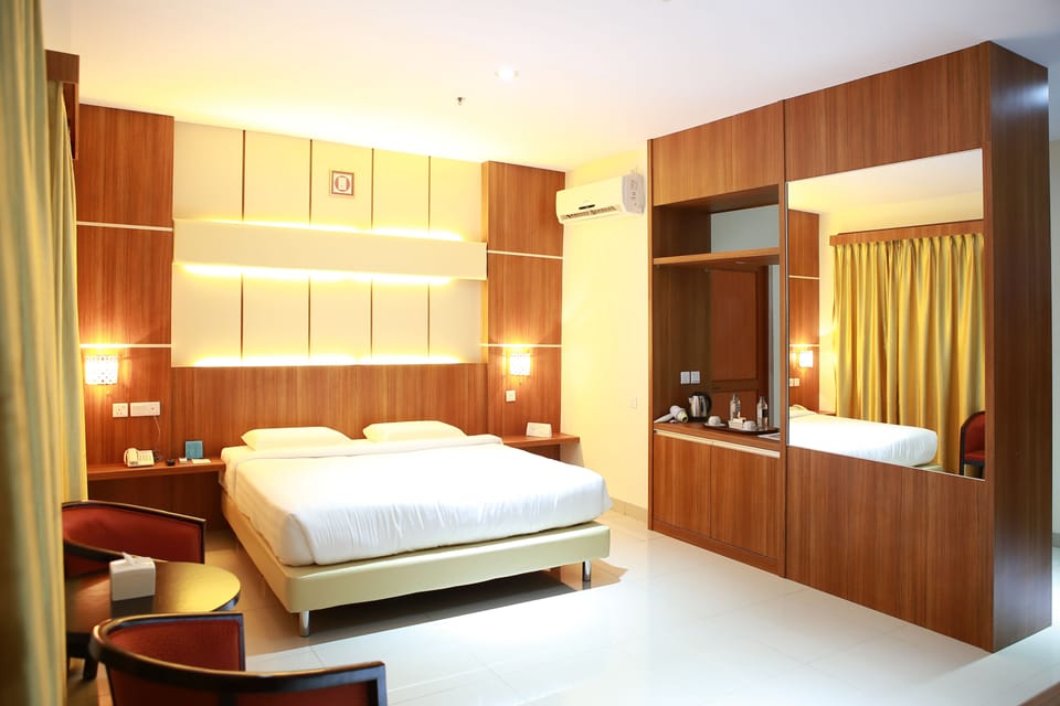 Suite | Desk, WiFi (free), bed sheets