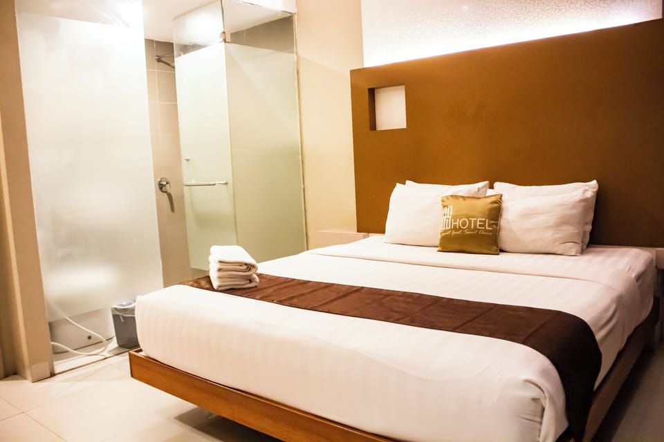 Desk, WiFi (free), bed sheets