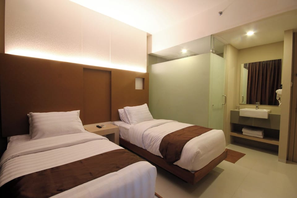 Superior Twin Room | Desk, WiFi (free), bed sheets