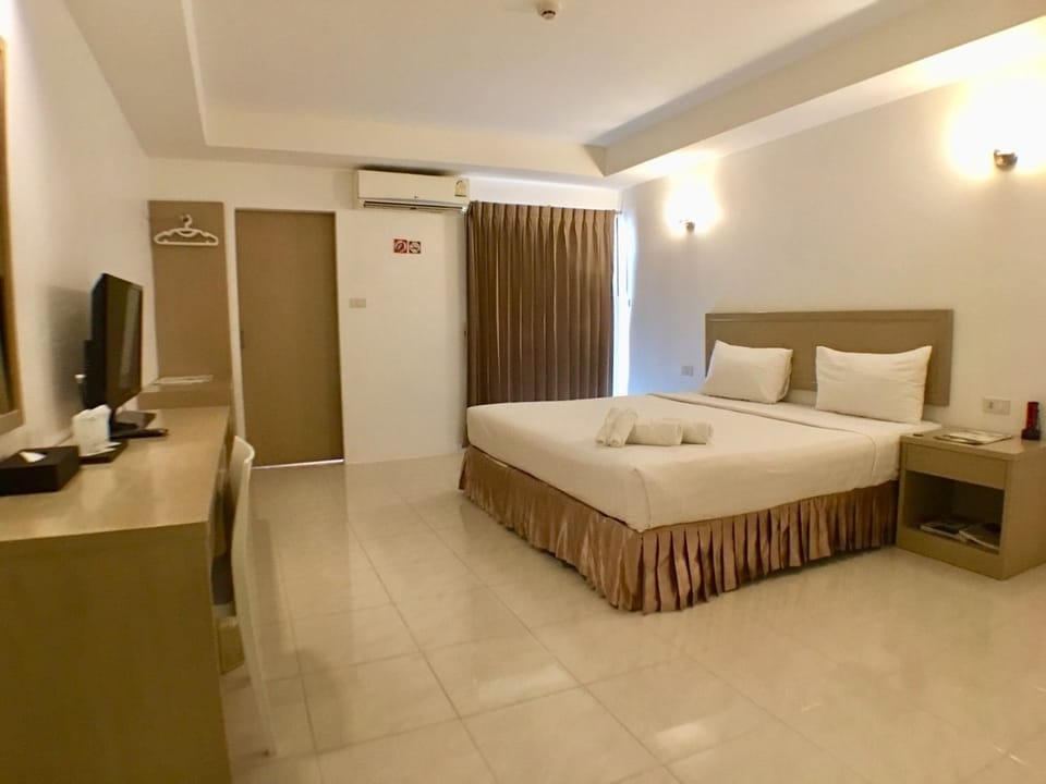 Standard Double Room | Hypo-allergenic bedding available, desk, blackout drapes, WiFi (free)