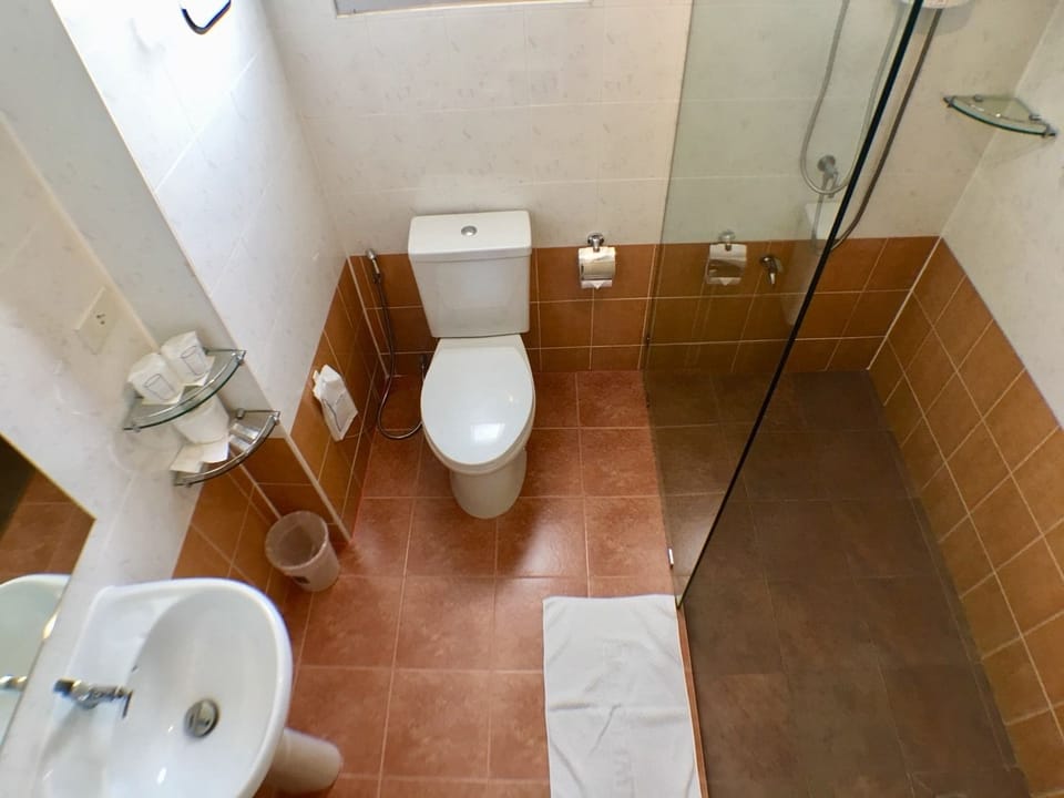 Standard Twin Room | Bathroom | Shower, free toiletries, hair dryer (on request), towels