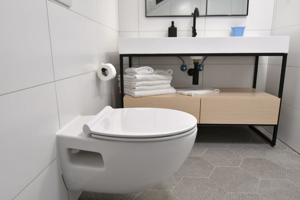 Royal Suite | Bathroom | Combined shower/tub, free toiletries, hair dryer, towels
