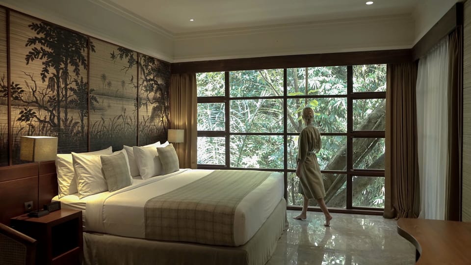 Premier Suite Room | Hypo-allergenic bedding, minibar, in-room safe, desk