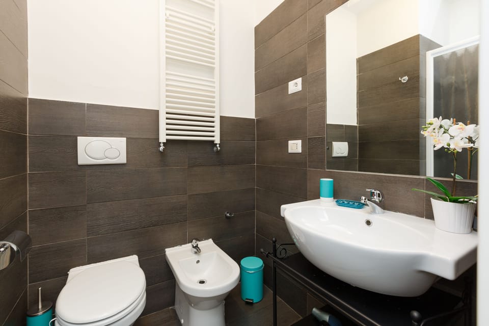 Basic Double Room, City View | Bathroom | Shower, free toiletries, hair dryer, bidet