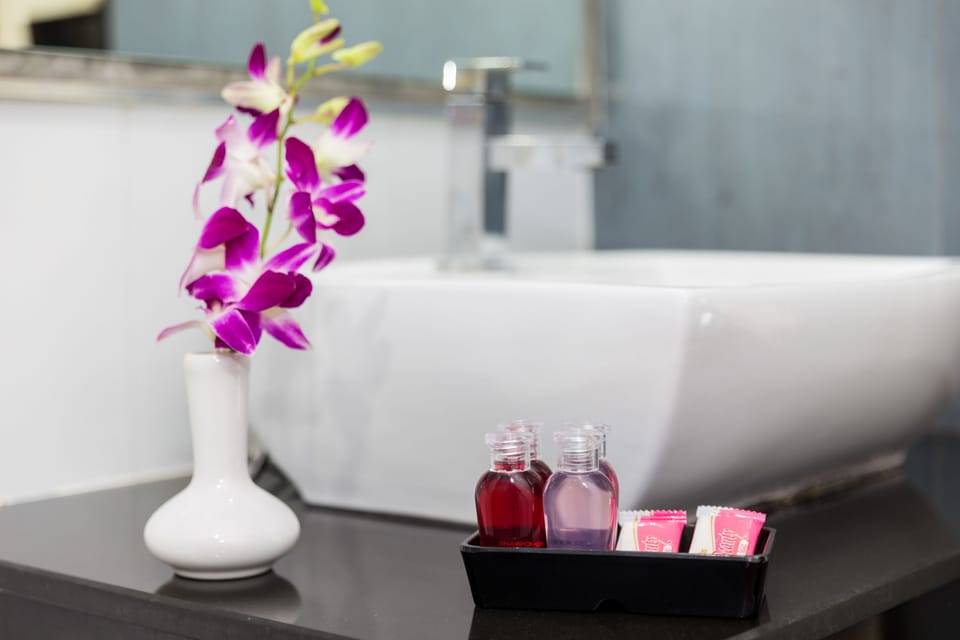 Shower, rainfall showerhead, free toiletries, towels