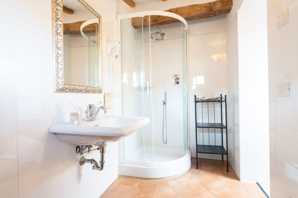 Standard Double or Twin Room | Bathroom | Shower, rainfall showerhead, free toiletries, hair dryer