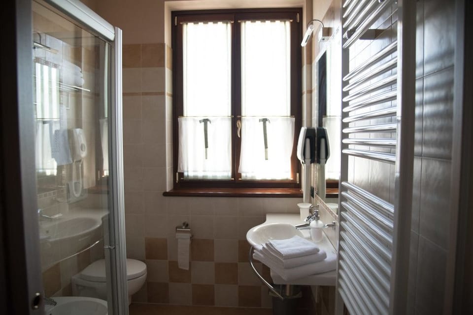Double or Twin Room | Bathroom | Shower, hair dryer, bidet, towels