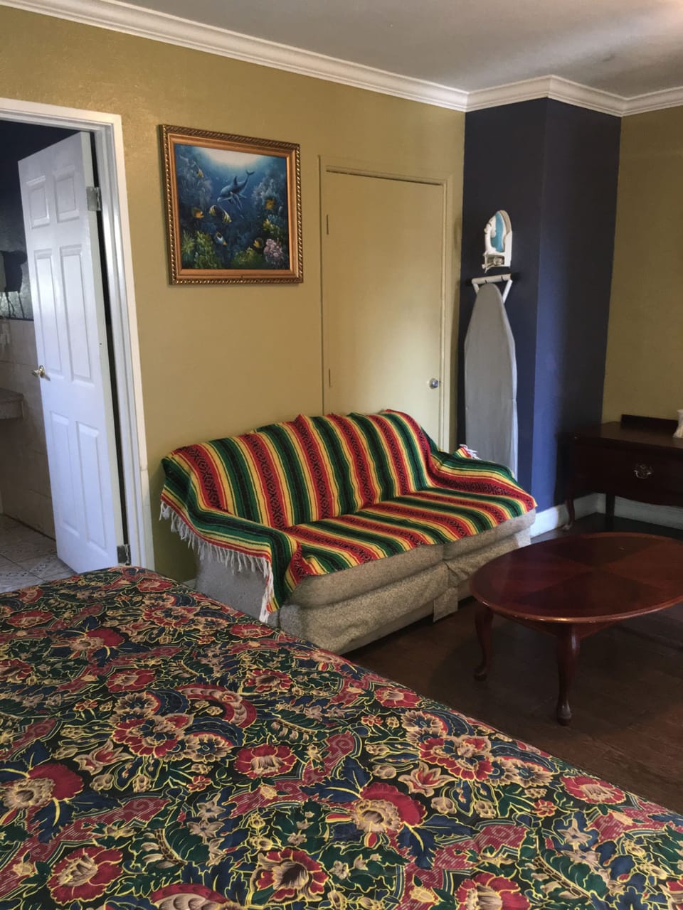 Room, 1 King Bed | Living room