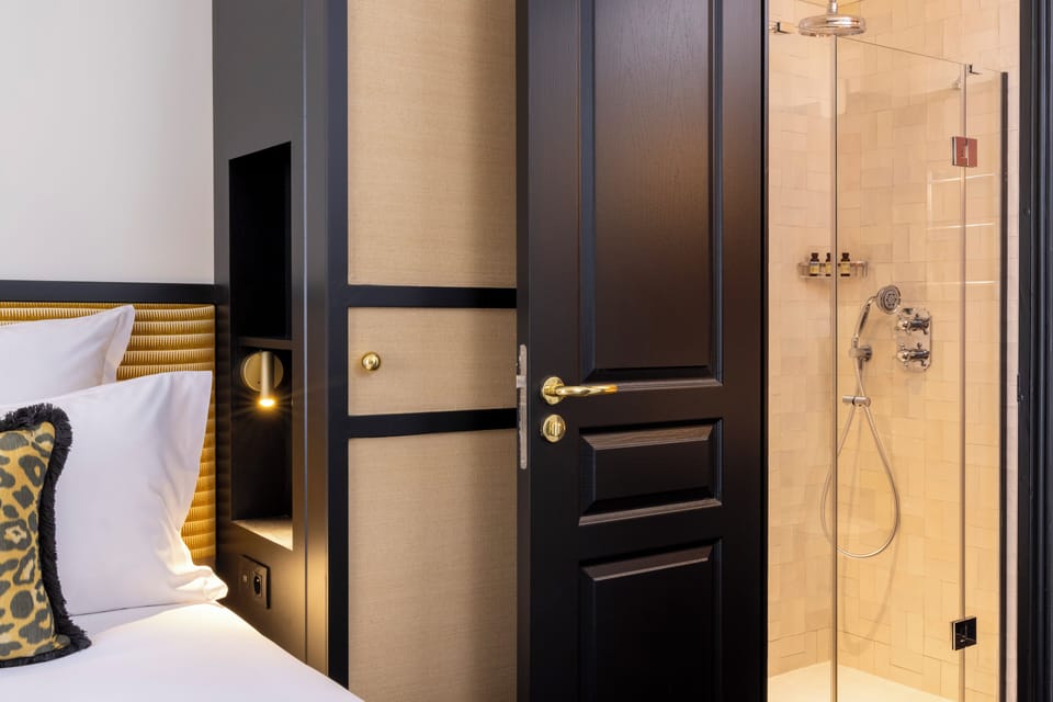 Classic Room, Courtyard View | Premium bedding, in-room safe, desk, laptop workspace
