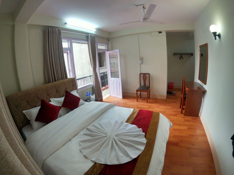 Deluxe Double Room | In-room safe, desk, laptop workspace, WiFi (free)