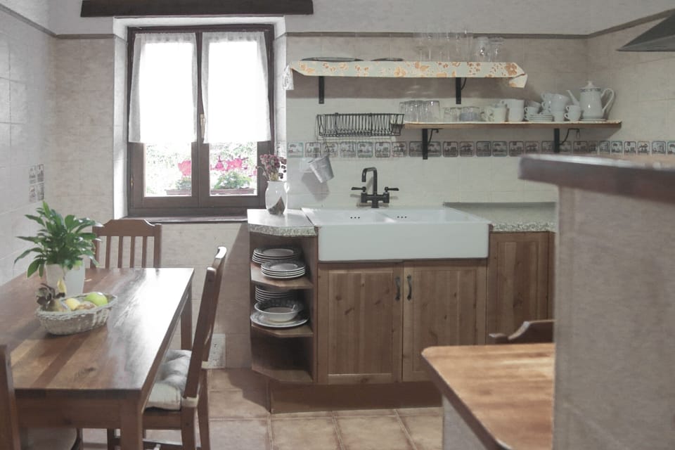 Apartment, 2 Bedrooms | Shared kitchen | Toaster, blender, coffee grinder, mixer