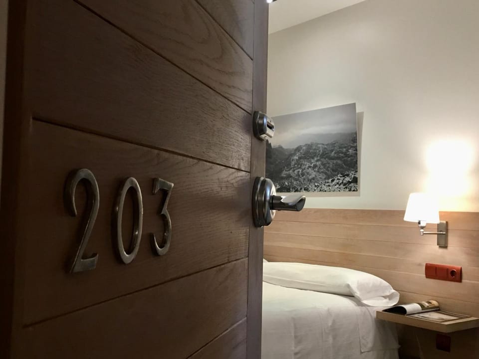 10 bedrooms, desk, blackout drapes, free WiFi