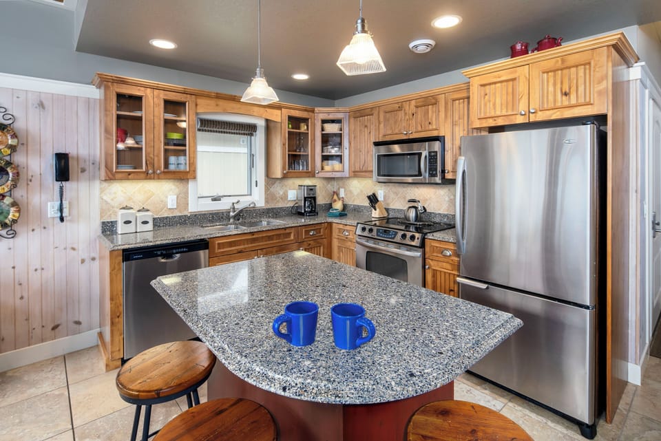 Cottage, 2 Bedrooms, Lakeside | Private kitchen