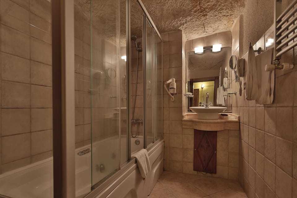 Rainfall showerhead, eco-friendly toiletries, hair dryer, slippers