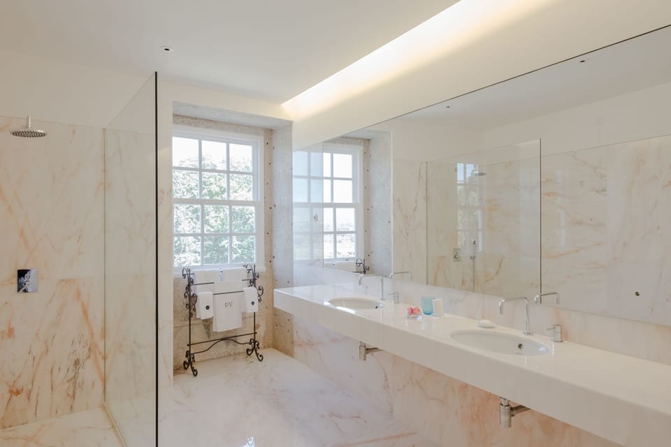 Suite | Bathroom | Shower, free toiletries, hair dryer, bathrobes