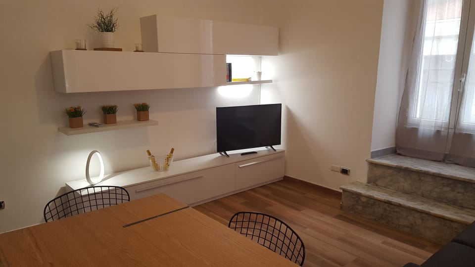 Deluxe Suite, Kitchen | In-room dining