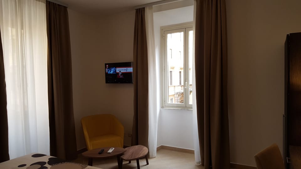 Junior Suite | Premium bedding, in-room safe, desk, blackout drapes