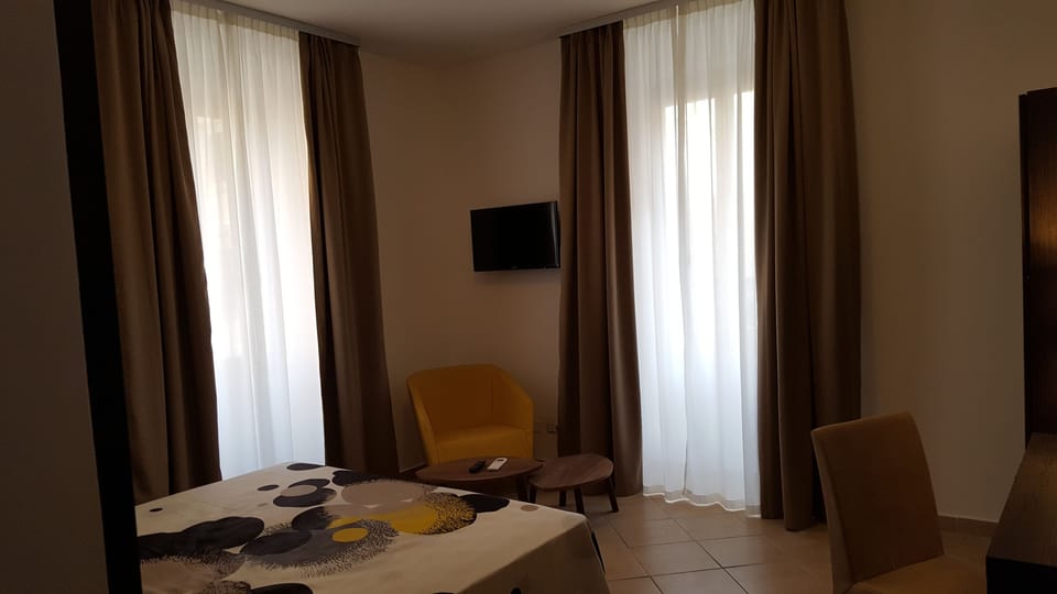 Junior Suite | Premium bedding, in-room safe, desk, blackout drapes