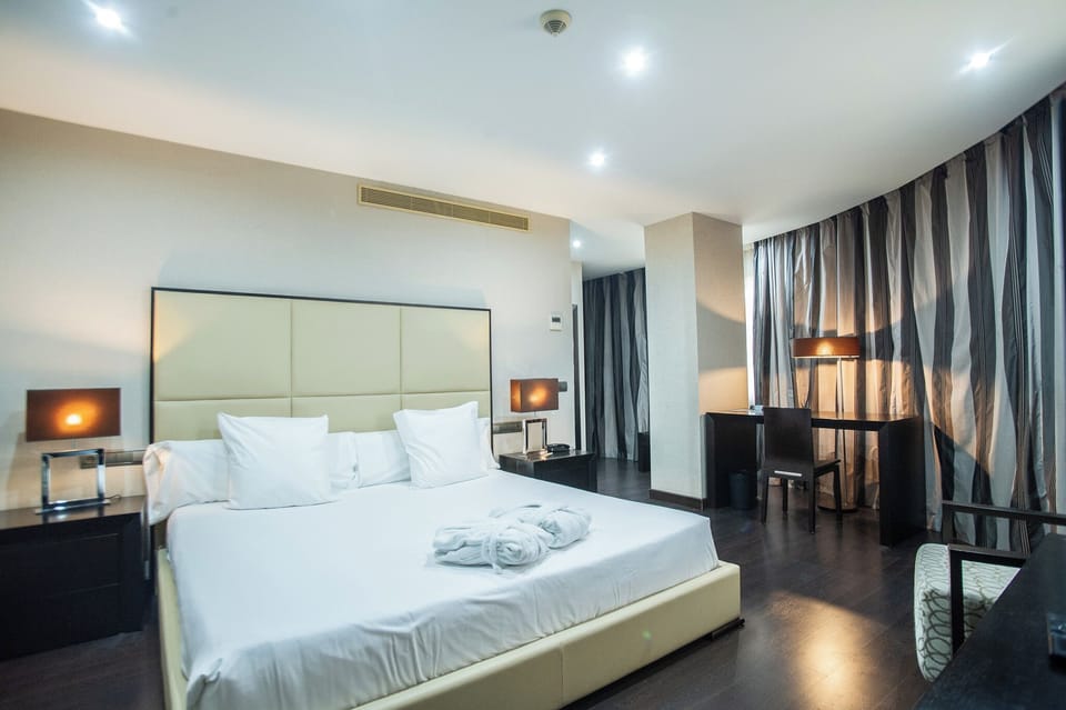Senior Suites | Premium bedding, minibar, desk, laptop workspace