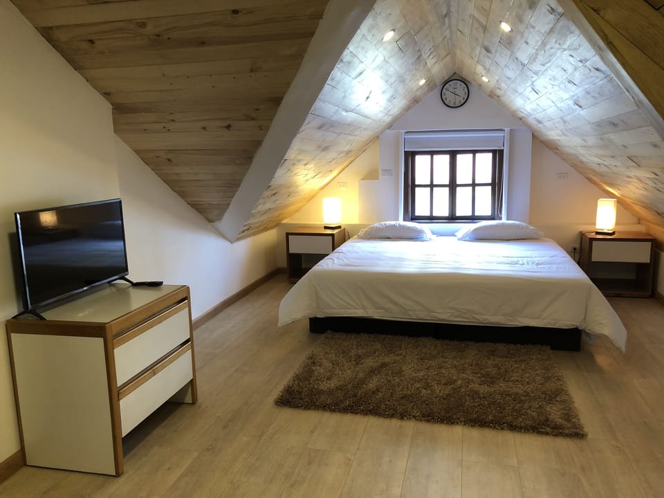 Deluxe Room, 1 King Bed | In-room safe, desk, iron/ironing board (on request), WiFi (free)