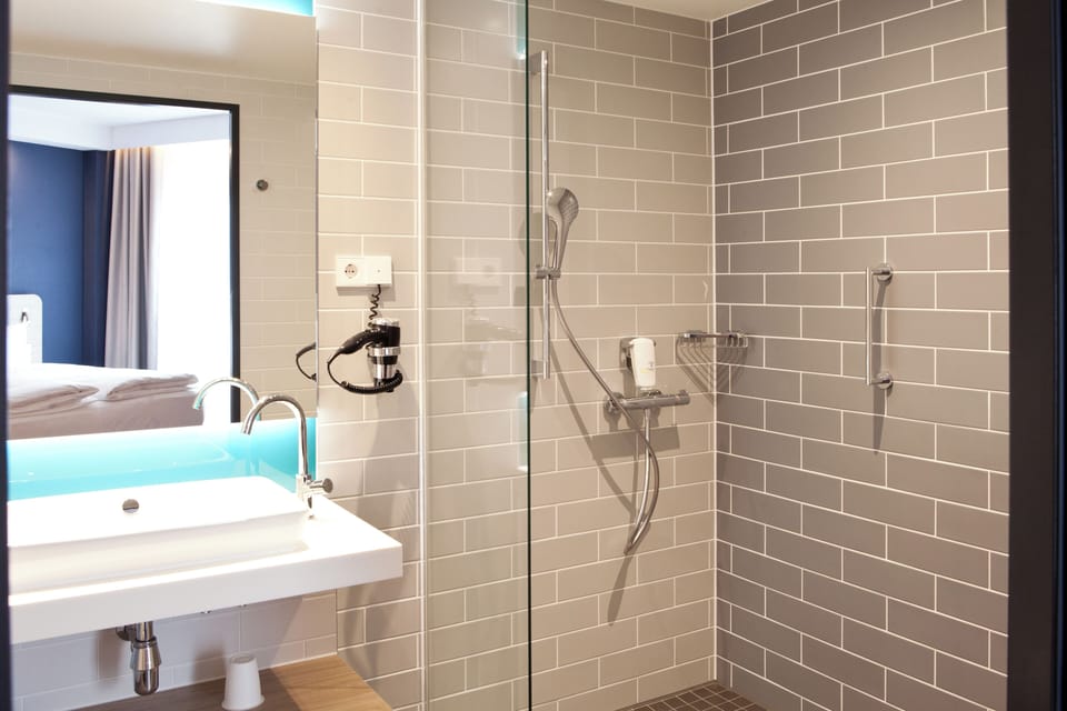 Shower, hair dryer, towels