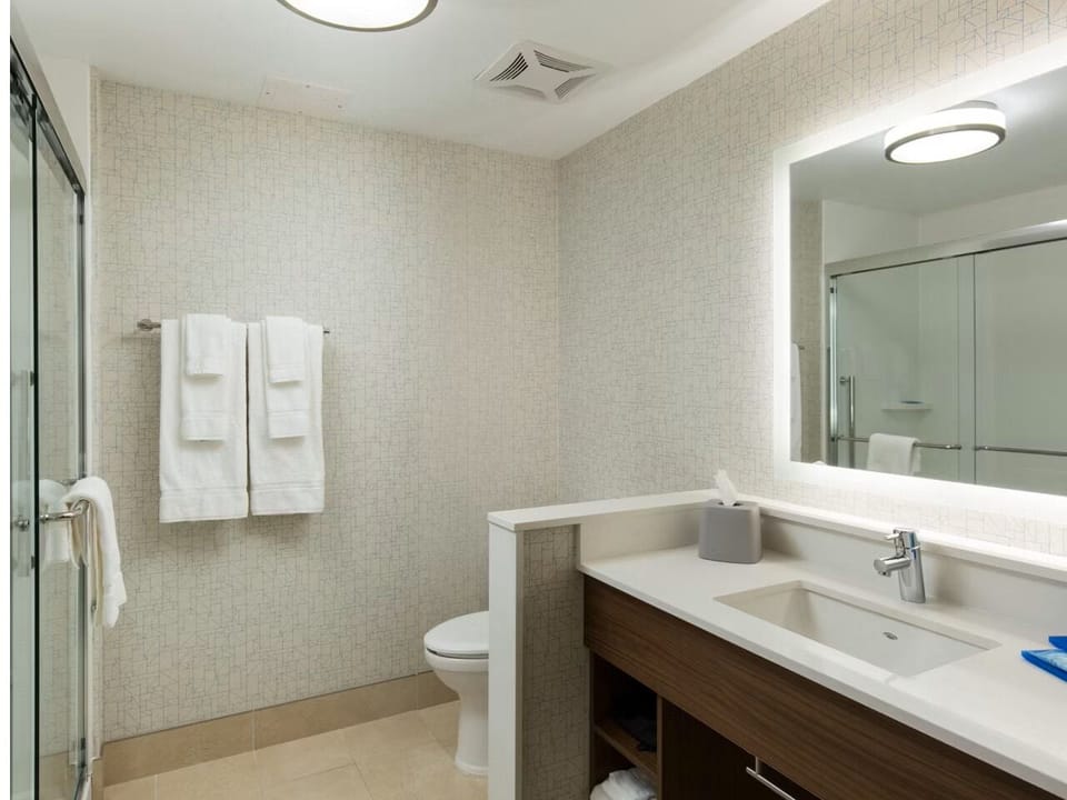 Combined shower/tub, free toiletries, towels