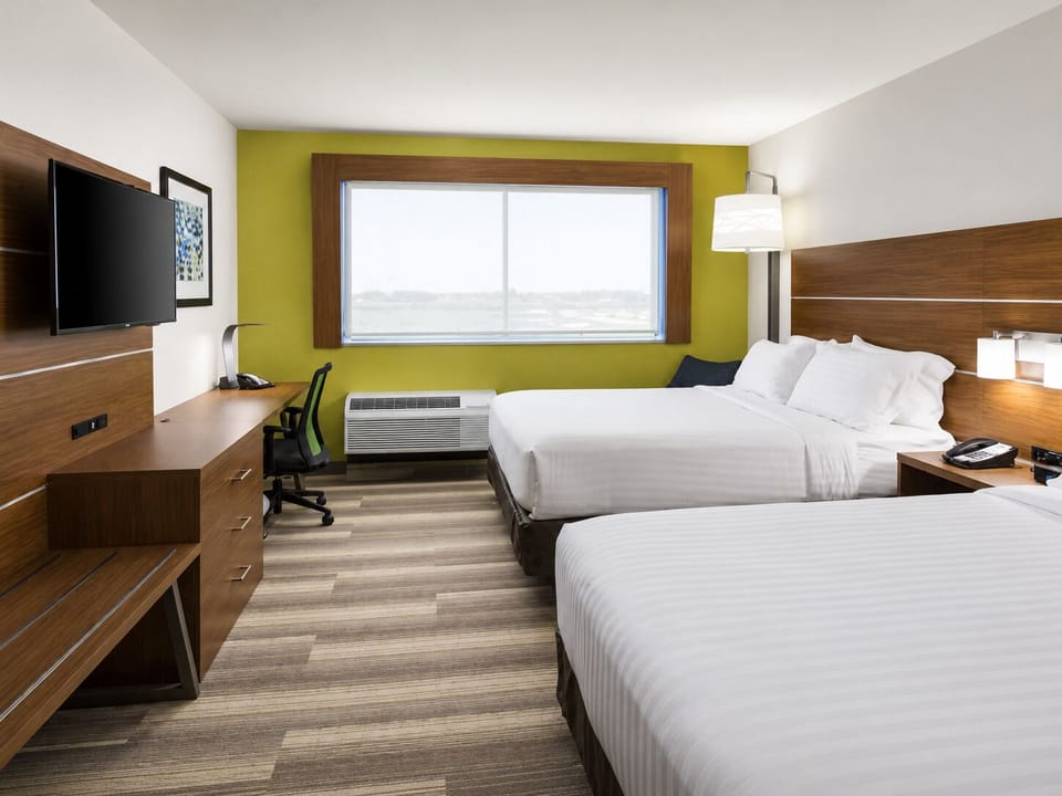 Premium bedding, in-room safe, desk, blackout drapes