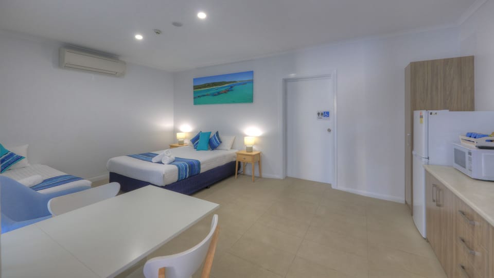 Queen Deluxe and Single | Premium bedding, desk, laptop workspace, WiFi (free)