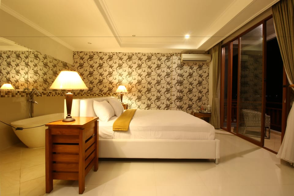 Suite | Desk, blackout drapes, free WiFi
