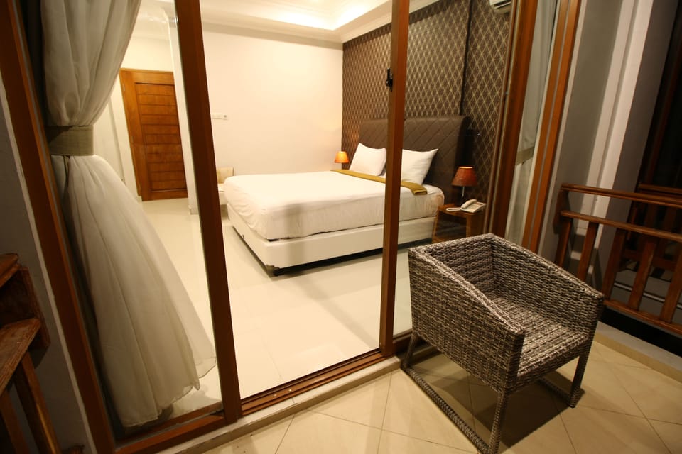 Deluxe Double or Twin Room | Desk, blackout drapes, free WiFi