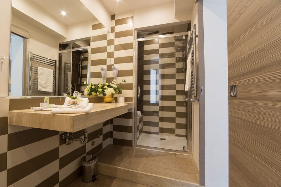 Camera doppia piccolo balcone con affaccio su cortile interno | Bathroom | Shower, free toiletries, hair dryer, bidet