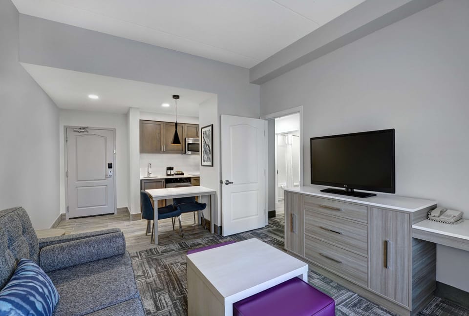 Suite, 1 Bedroom, Non Smoking (2 Queen Beds) | Living area | Flat-screen TV, pay movies