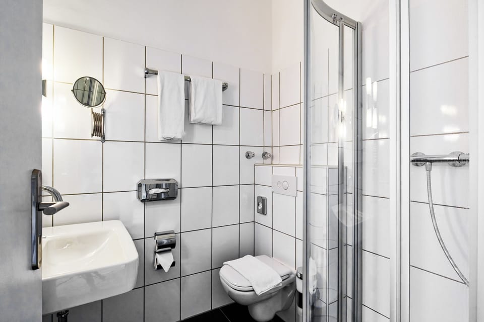 Shower, free toiletries, bathrobes, towels