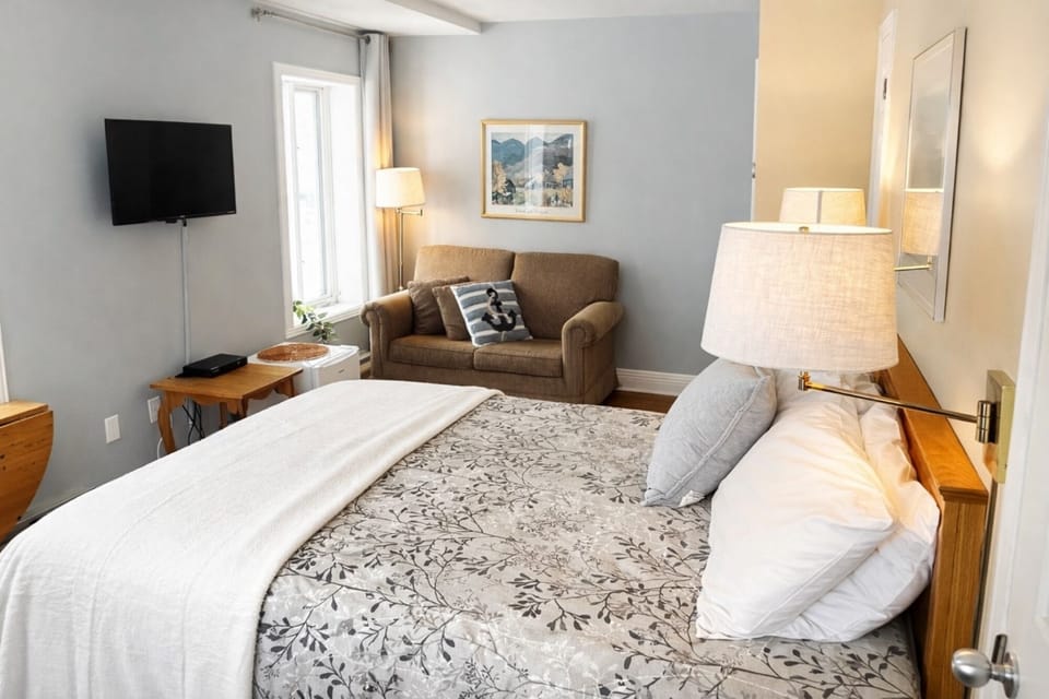 Superior Room, 1 Queen Bed | Desk, soundproofing, iron/ironing board, free WiFi