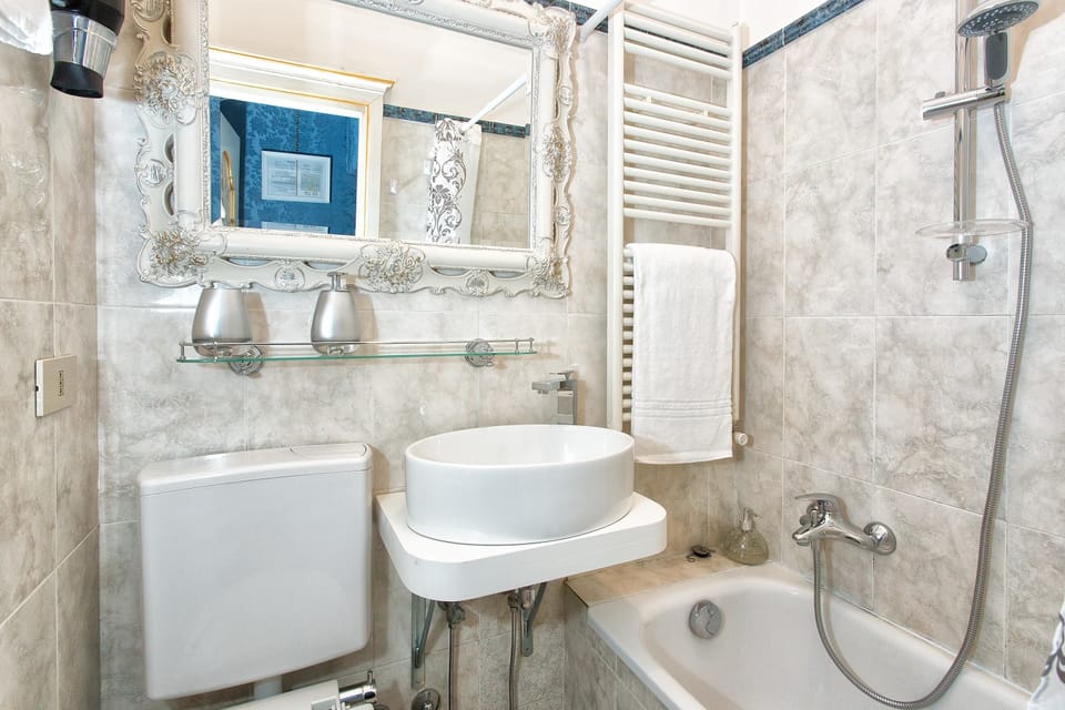 Junior Suite, Canal View | Bathroom | Shower, rainfall showerhead, free toiletries, hair dryer