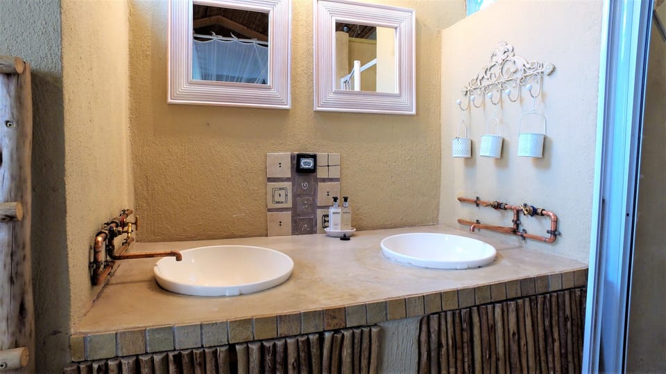 Luxury Room, 1 King Bed, Mountain View, Ground Floor (A No.5) | Bathroom | Hair dryer, towels