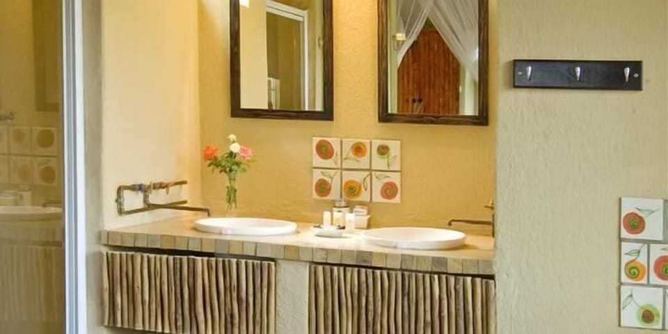 Luxury Room (A No. 6) | Bathroom sink