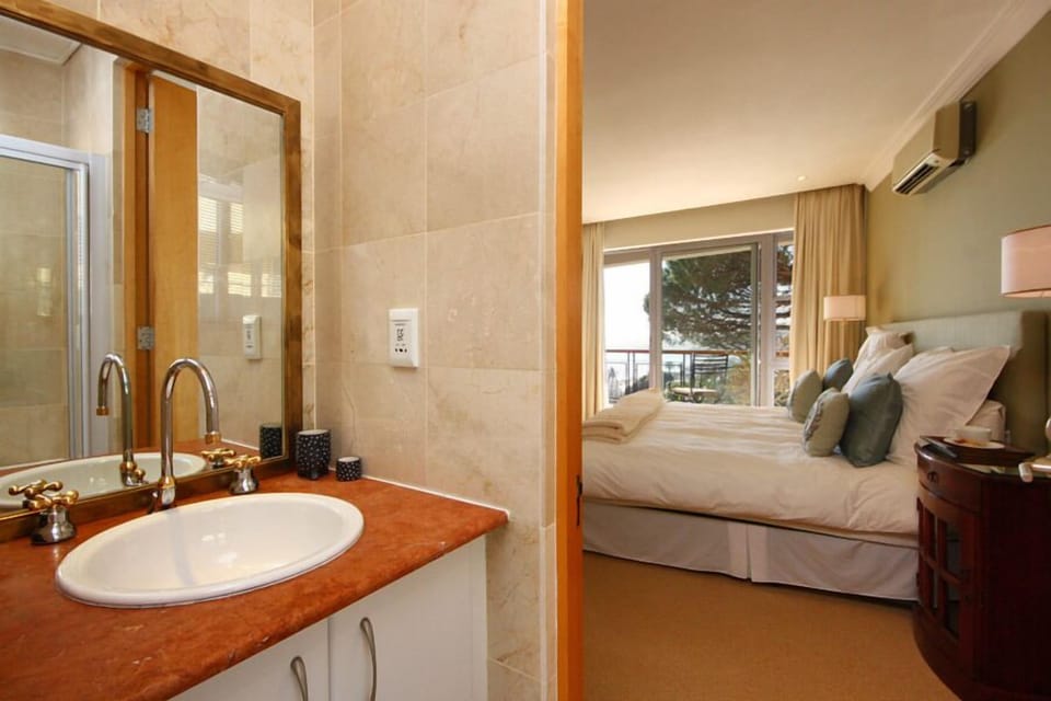 Deluxe | Bathroom | Separate tub and shower, hair dryer, towels, soap