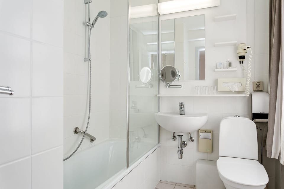 Romantic Double Room, 1 Queen Bed, Refrigerator, River View | Bathroom | Combined shower/tub, free toiletries, hair dryer, towels