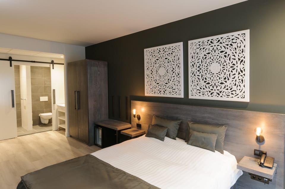Business Room, 1 Queen Bed | In-room safe, desk, iron/ironing board, cribs/infant beds