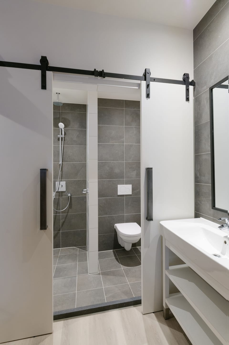 Business Room, 1 Queen Bed | Bathroom | Hair dryer, towels, soap, shampoo