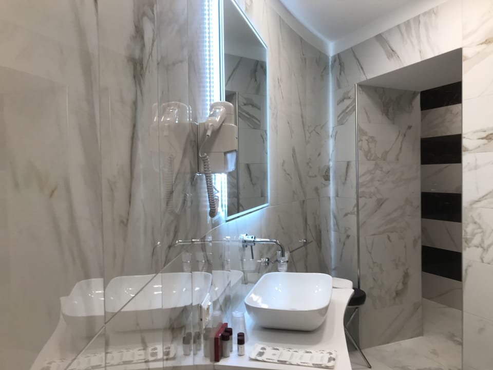 Junior Suite | Bathroom | Combined shower/tub, free toiletries, hair dryer, bidet