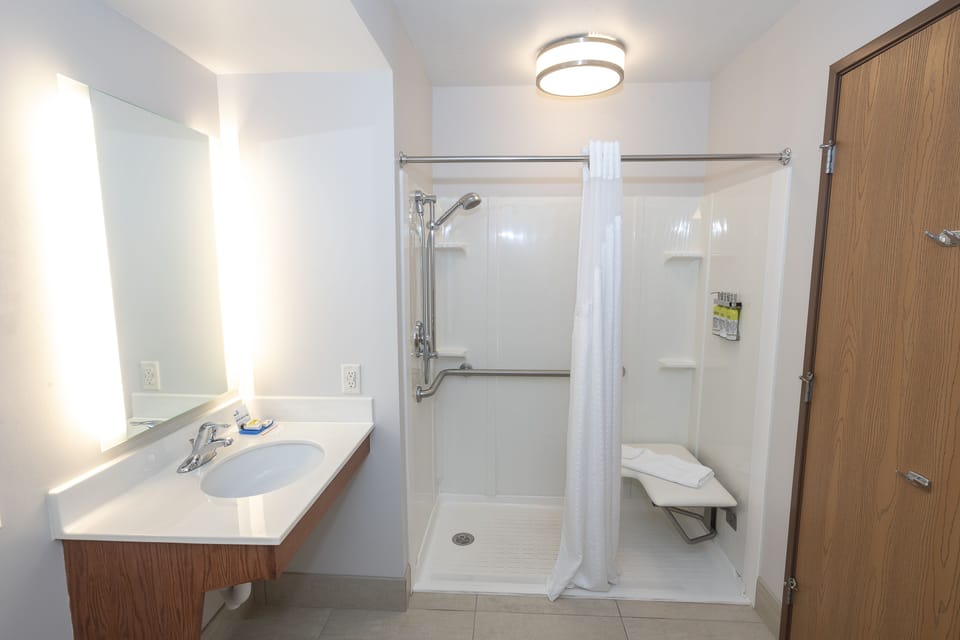 Combined shower/tub, free toiletries, hair dryer, towels