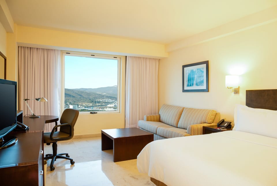 Superior Room King | In-room safe, desk, laptop workspace, blackout drapes